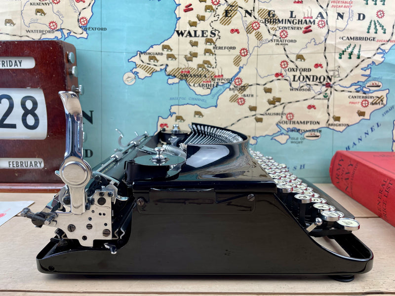 Typewriter, 1939 Imperial The Good Companion 1