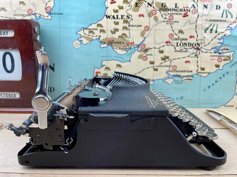 Typewriter, 1946 Imperial Good Companion No1