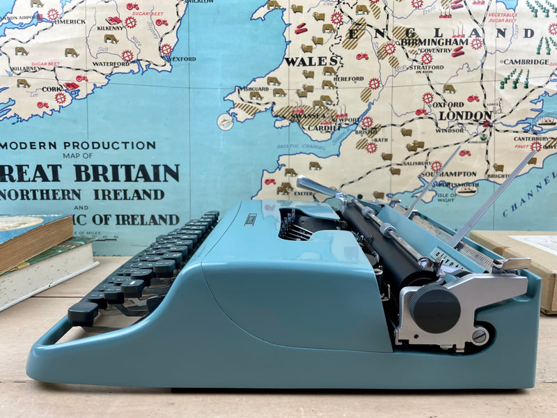 Typewriter, 1961 Olivetti Lettera 22