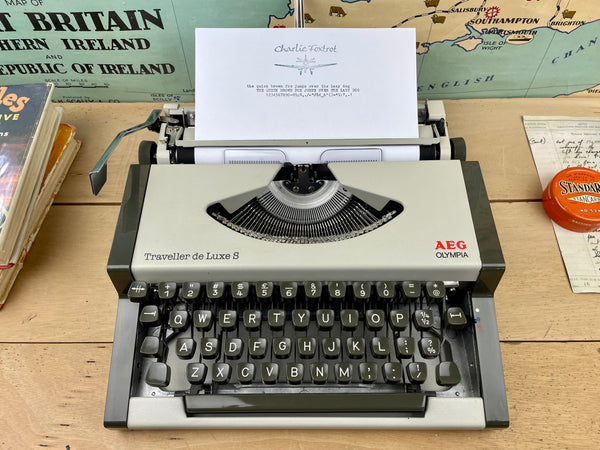 Olympia Traveller de Luxe S Typewriter
