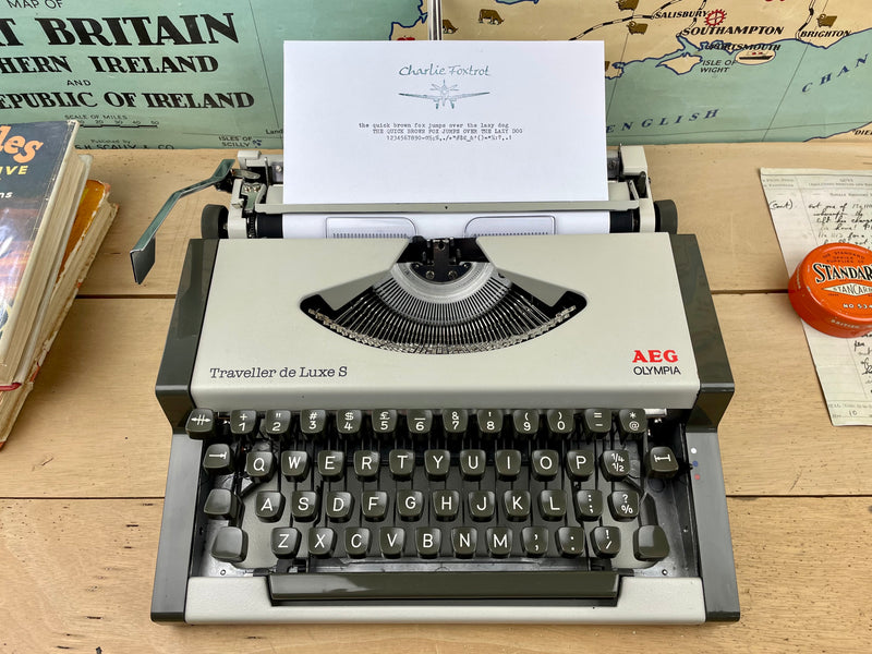 Olympia Traveller de Luxe S Typewriter