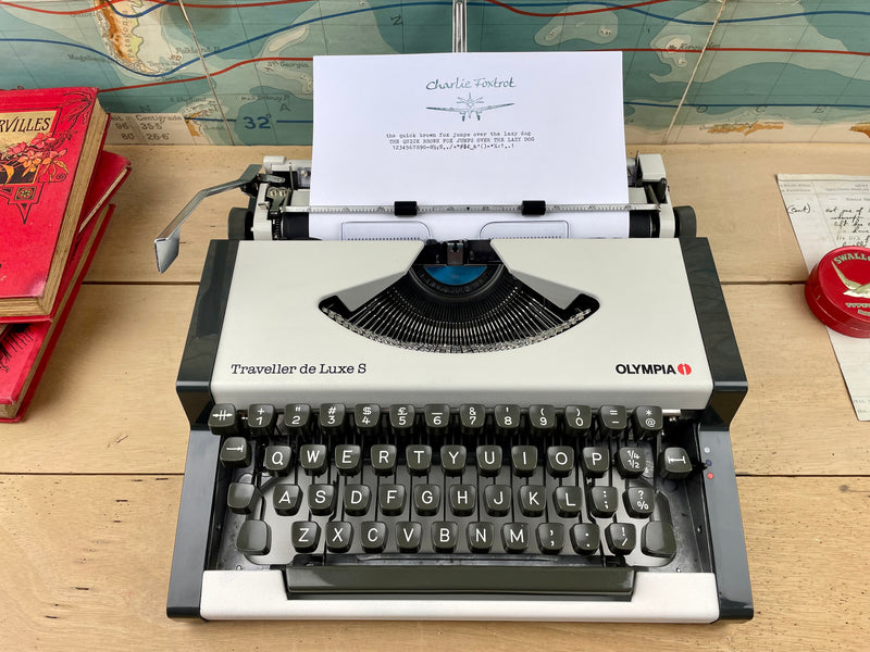 Olympia Traveller de Luxe S Typewriter