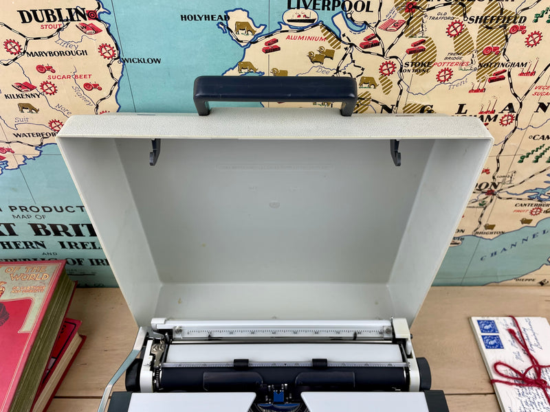 Typewriter, Olympia Traveller de Luxe