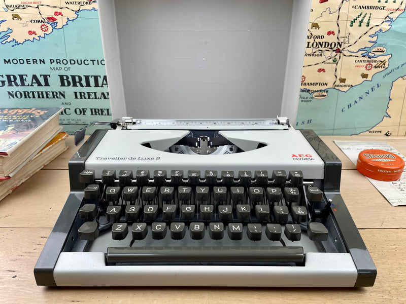 Typewriter, Olympia Traveller de Luxe S