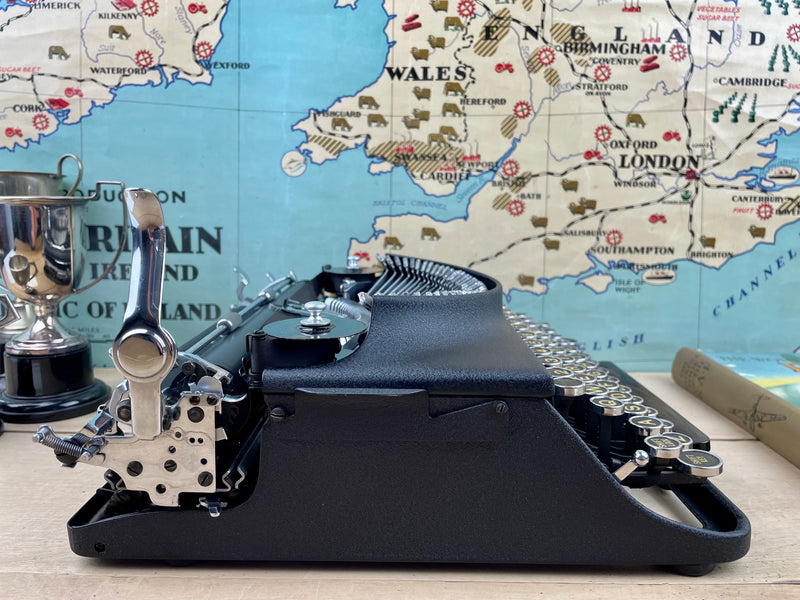 Typewriter, 1941 Imperial Good Companion No1