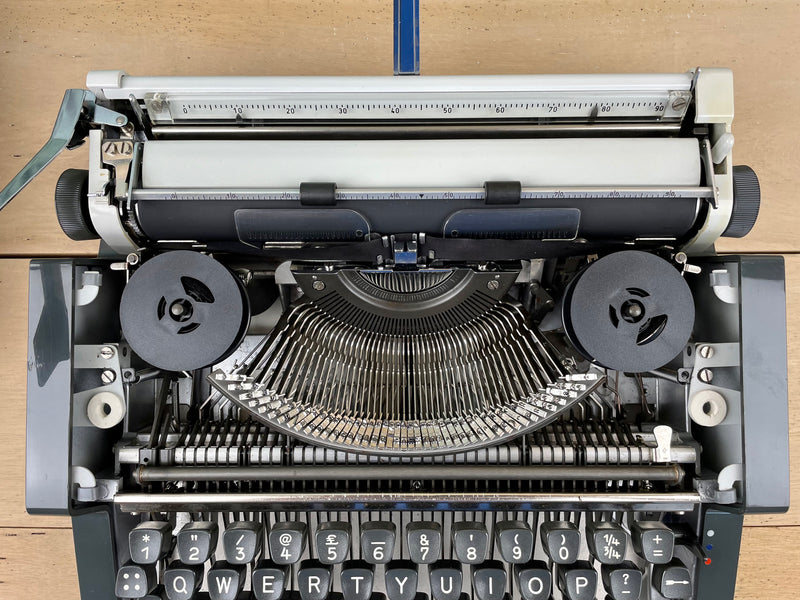 Typewriter, Olympia Traveller de Luxe