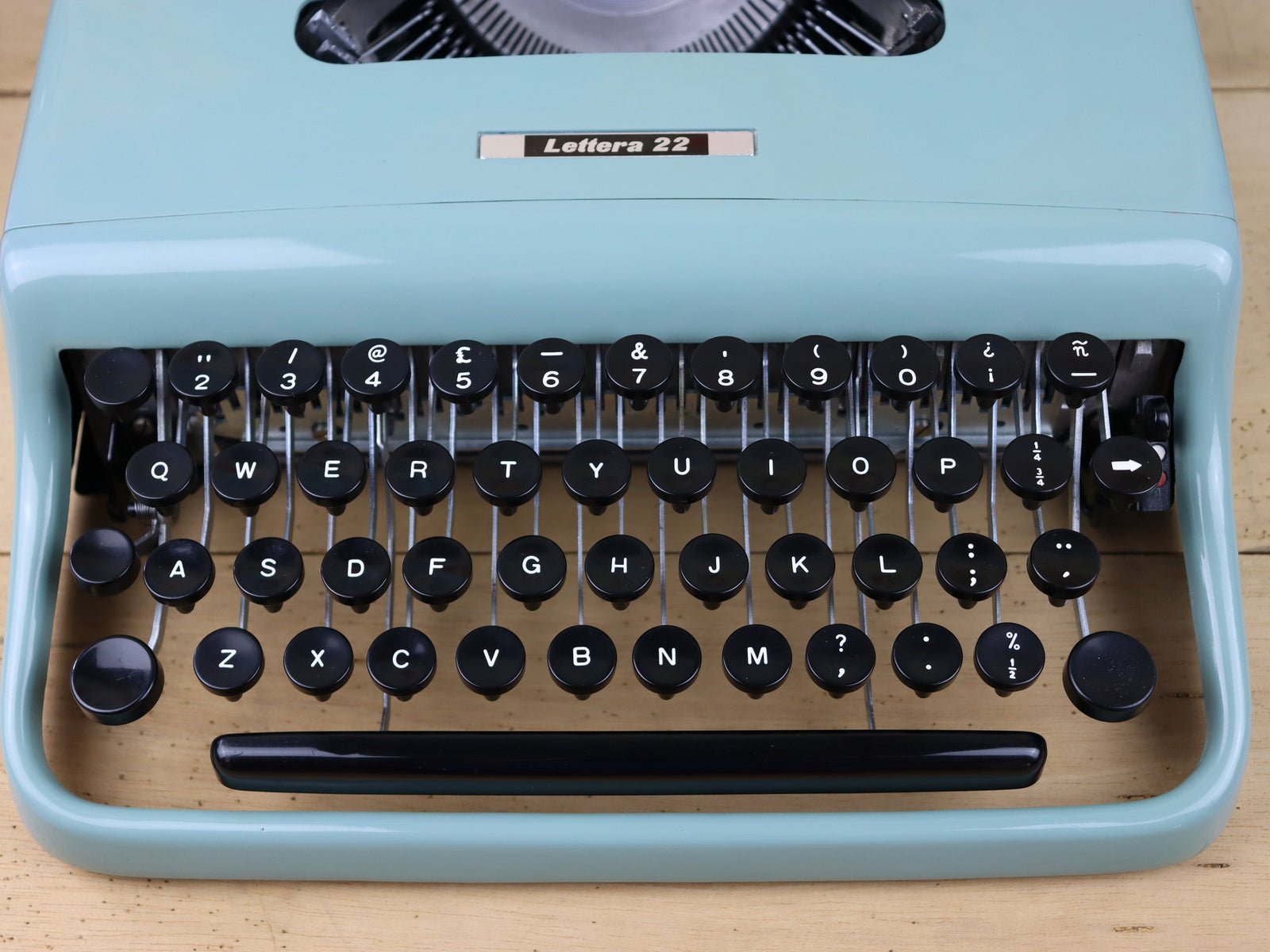 1957 Olivetti Lettera 22 – Charlie Foxtrot