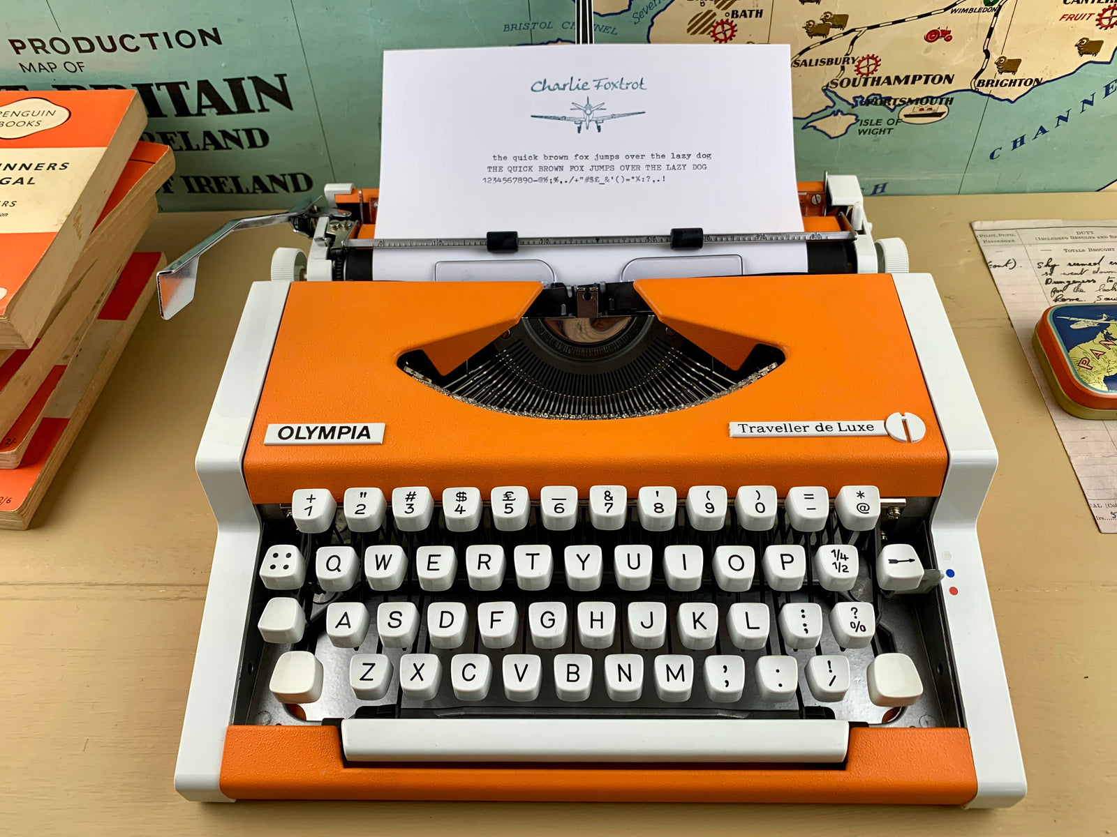 ★OLYMPIA　タイプライター　Traveller de luxe　ケース付 Orange Olympia Traveller deLuxe Typewriter - Free Shipping